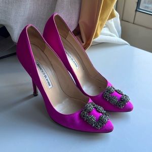 MANOLO BLAHNIK
Hangisi 105 crystal-embellished satin pumps